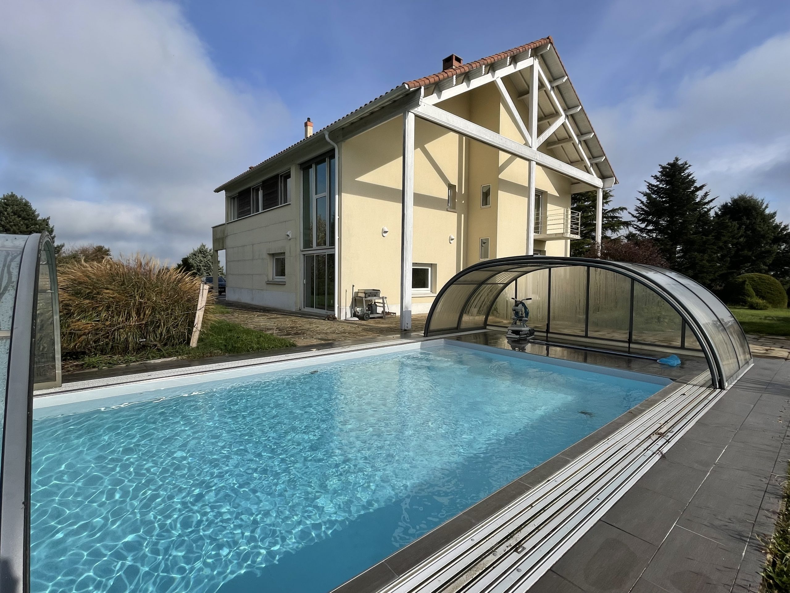 ORADOUR-SUR-GLANE – Maison d’architecte avec piscine